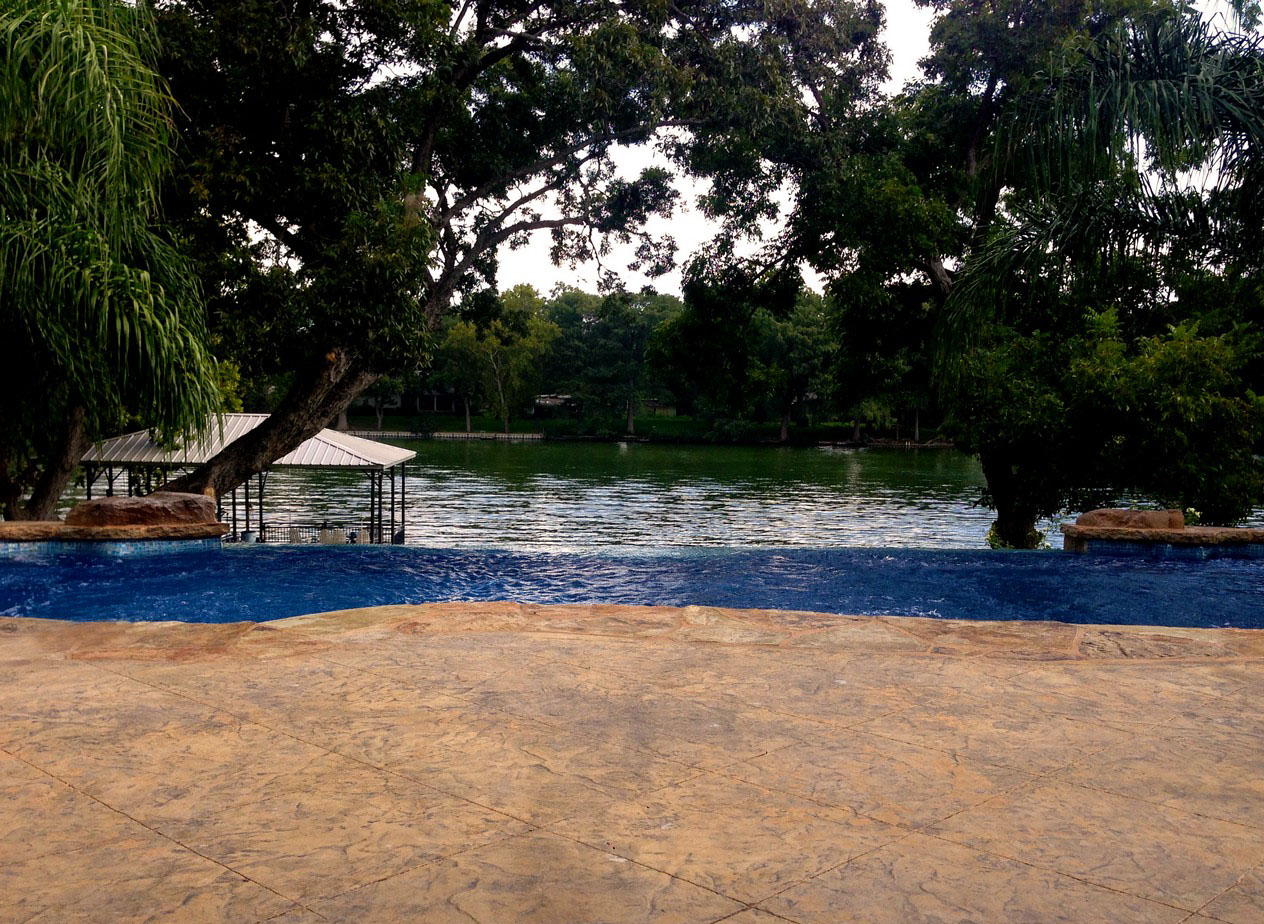 Lonestar Inground Fiberglass Pools Niederwald Texas Manufacturing Pool for a private backyard oasis and staycation with negative edge